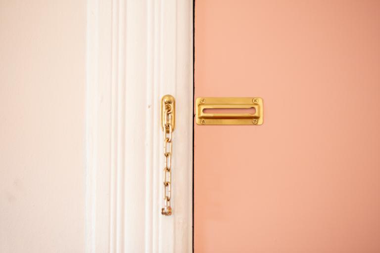 Bild av en dörr med en låskedja på