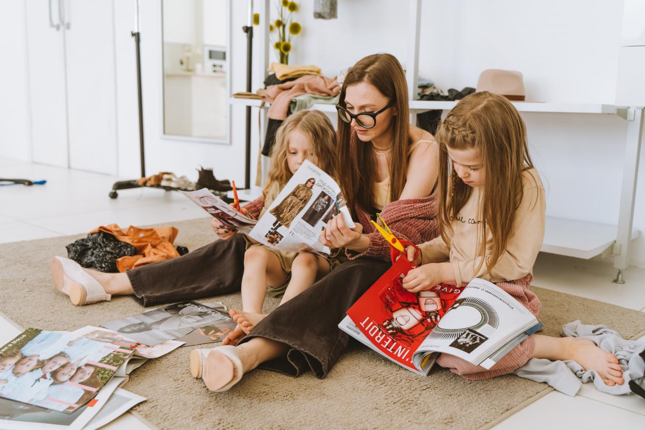 Familj läser tidningar