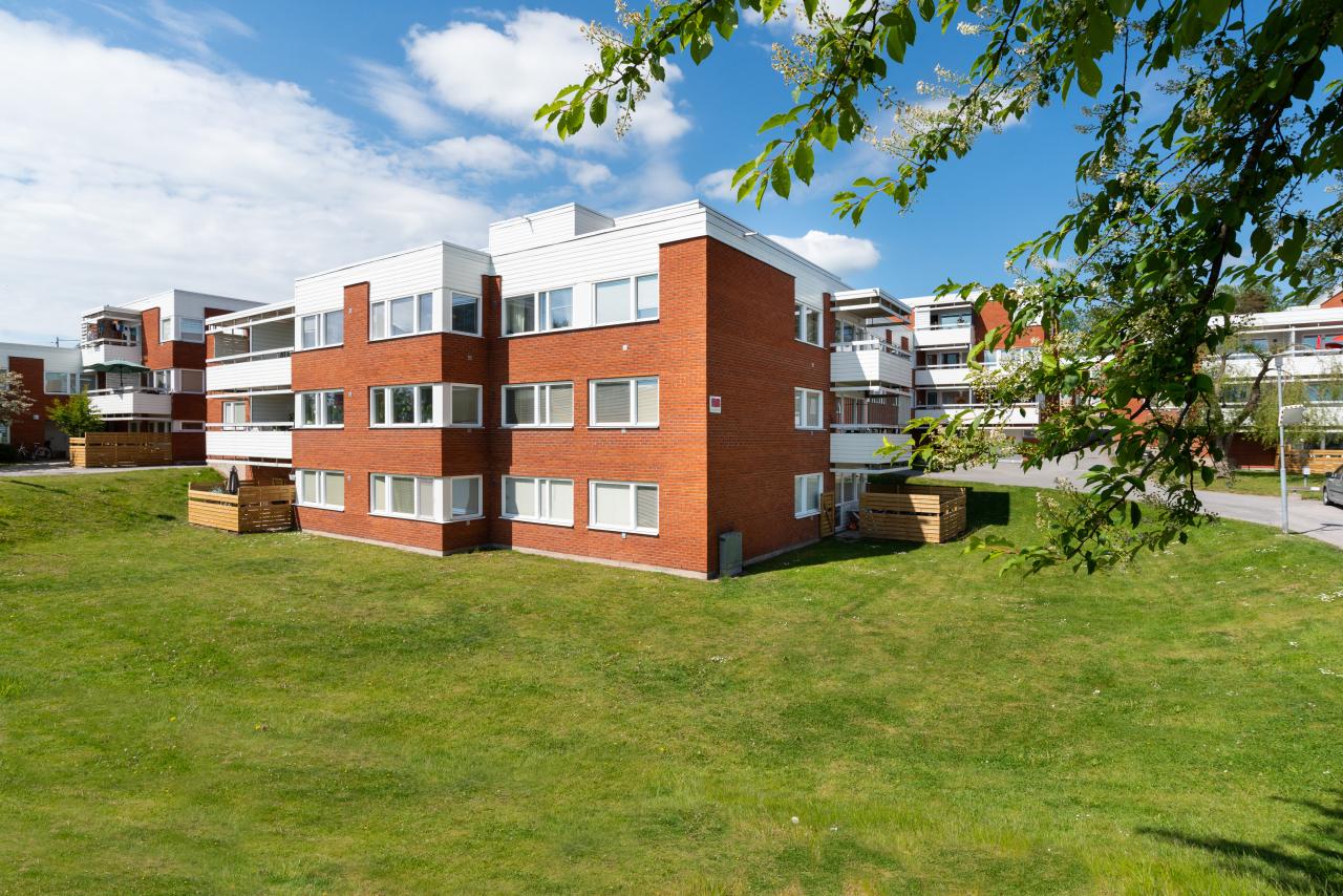 Väster Knutby, röda tegelhus