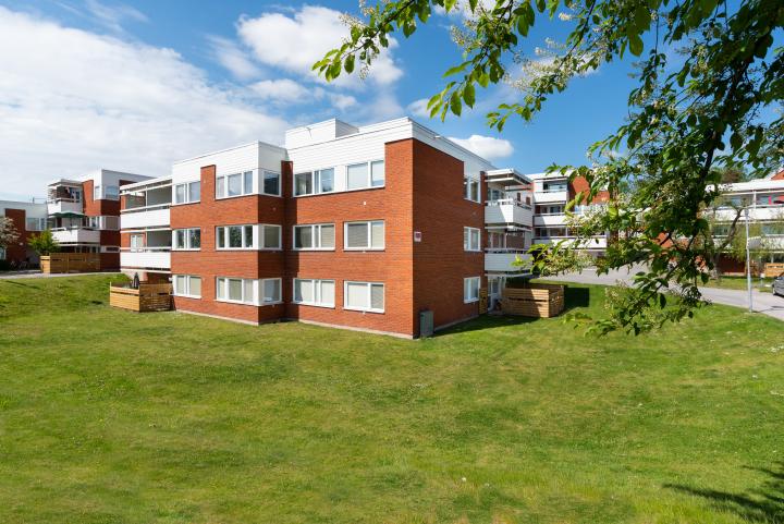 Väster Knutby, röda tegelhus
