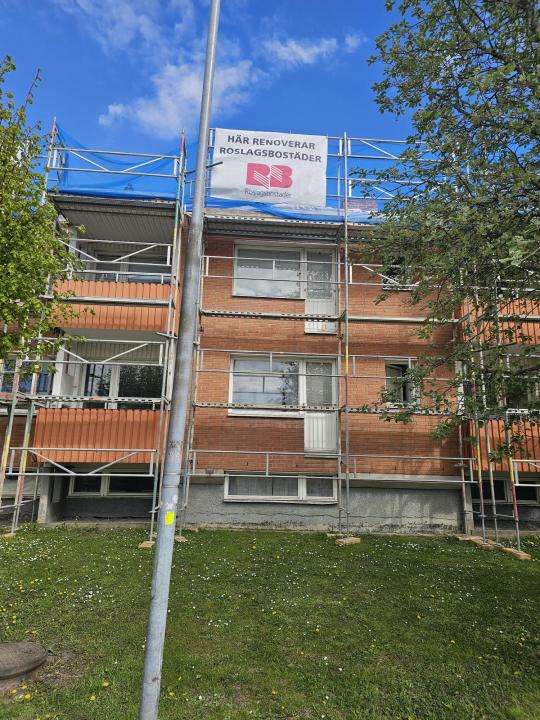 Byggställning på bostadshus på Gamlebovägen