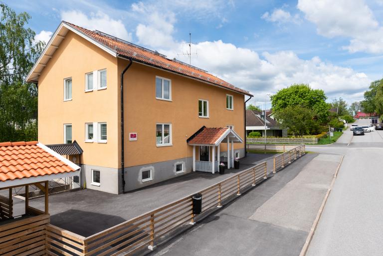 Tomtavägen 9, ett gult putsat hus.