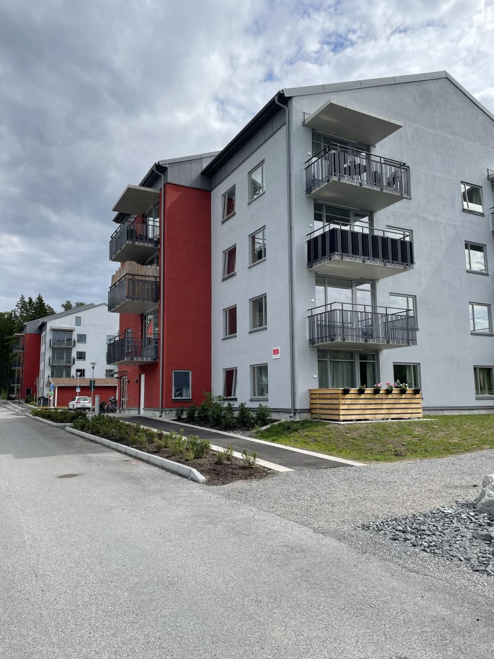 Byggmästarvägen 8, grått och rött putsat 4-våningshus