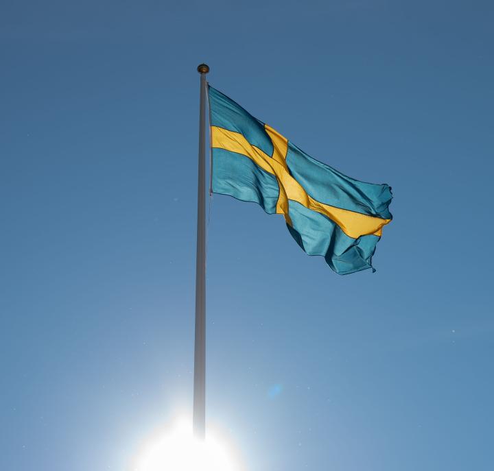 Svenska flaggan med blå himmel bakom